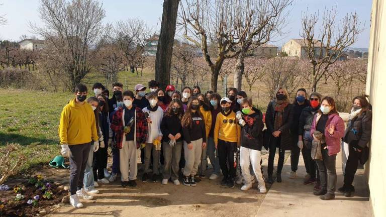 Forlì, gli studenti ripuliscono le aree verdi della scuola