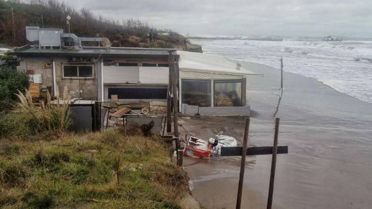 Ravenna, le ferite della burrasca: La duna in spiaggia era da erigere prima VIDEO