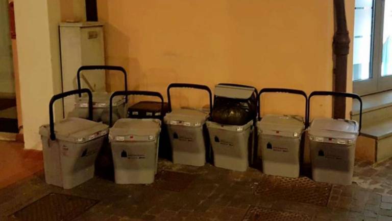 Lugo, lo strano caso dei bidoncini dei rifiuti: Non sono assicurati e non li usiamo