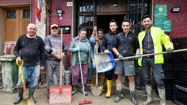 Forlì, anche l'ex ciclista Montaguti a spalare il fango