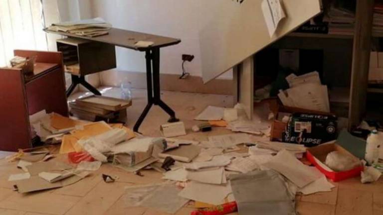 Cesena, raid vandalico dell’ex marito: negoziante costretta a chiudere