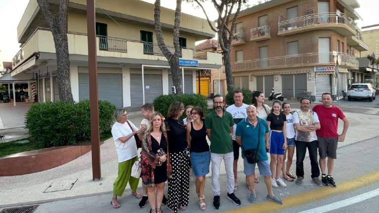 San Mauro Mare, serrata dei negozianti contro i mercatini serali