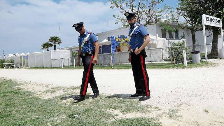 Cattolica. Ragazza trovata nuda sulla spiaggia: sospetta violenza