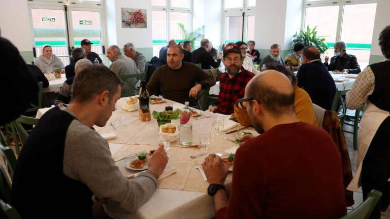 Cesena, alle Cucine popolari la solidarietà è anche dividere un piatto di pasta e ceci: Sembra una favola, ma qui succede