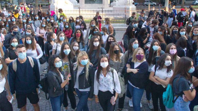 Ravenna, classi spezzate al rientro a scuola. Genitori infuriati