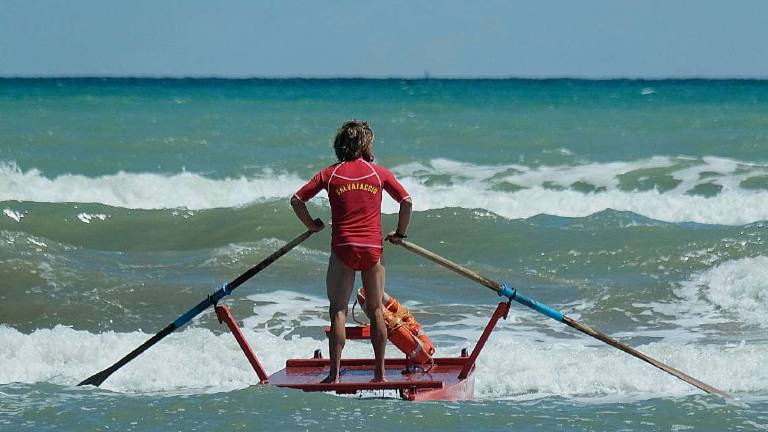 Cattolica, ragazzo annega all'altezza degli scogli mentre fa il bagno col mare mosso