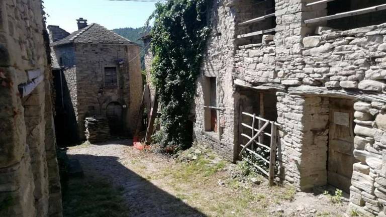 Comuni comprano 3 case abbandonate per far rivivere Castel d'Alfero