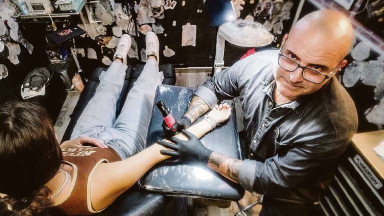 Rimini. Tatuaggi ai tempi della pandemia, tra coppie scoppiate e omaggi ai nonni