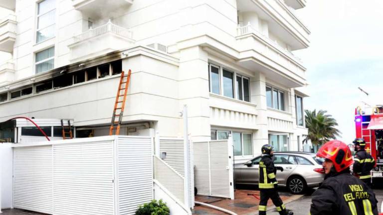Riccione, incendio in hotel: 60 evacuati VIDEO