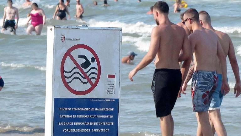 Balneazione a Rimini, caso divieti: albergatori infuriati: Danno enorme
