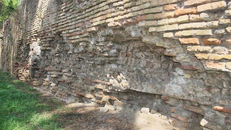 Ravenna, saccheggiate le mura antiche. Rubate file di mattoni