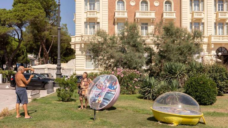 Cesenatico, sale per farsi un selfie e rompe la biglia di Pantani