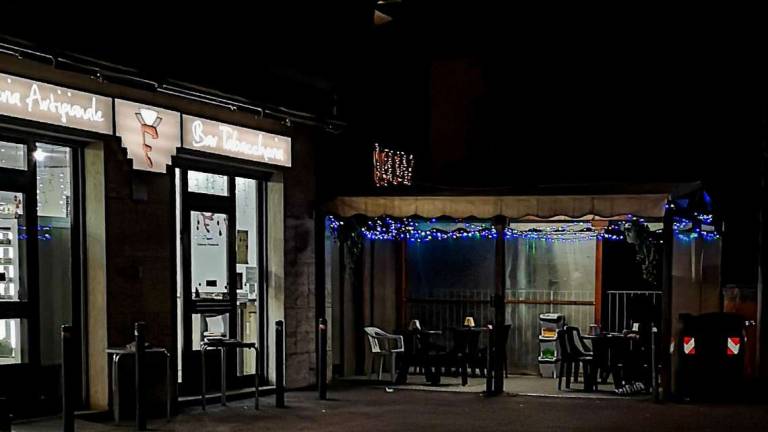 Imola, prende il caffè poi rapina il bar gelateria