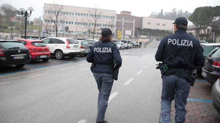 Spaccate nelle auto al Bufalini di Cesena: arrestato 25enne