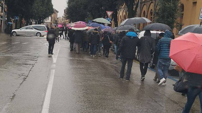 Imola, l'ultimo saluto tra la pioggia a Matteo Cicognani, scomparso in moto in via degli Orti