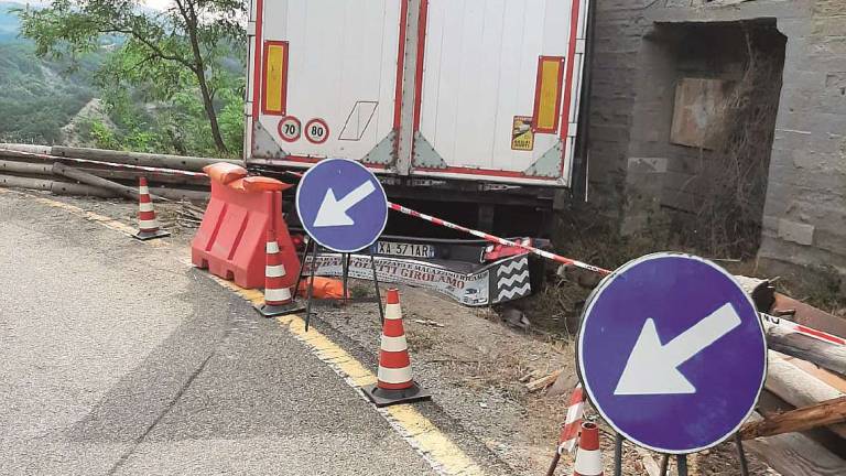 Bagno di Romagna, camion ai Mandrioli: duello sullo stop