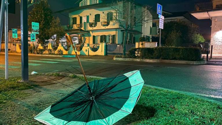 Investito con l'ombrello sulle strisce a San Mauro: è grave