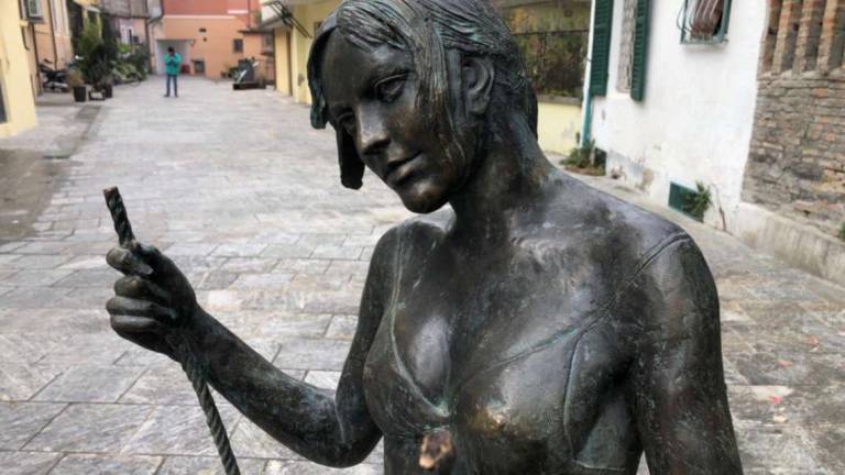 Cesena: vandali sulle statue in centro