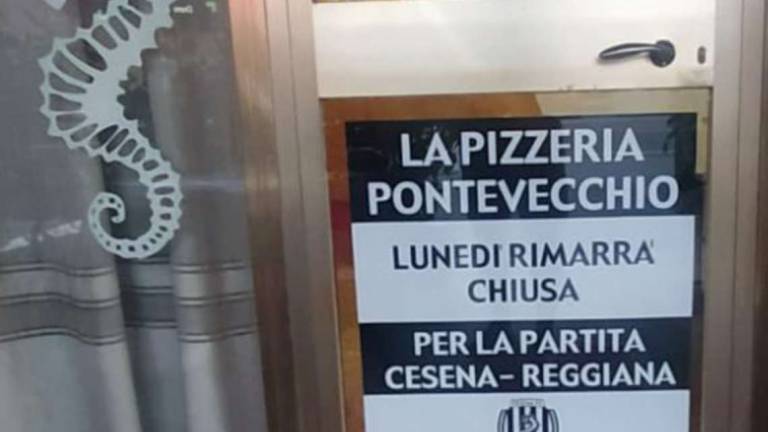 Calcio C, lunedì chiuso per Cesena-Reggiana: il cartello nella storica pizzeria