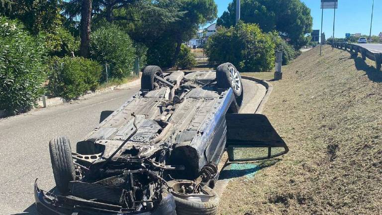 Cesenatico, curva troppo allegra: si ribalta nella bretella