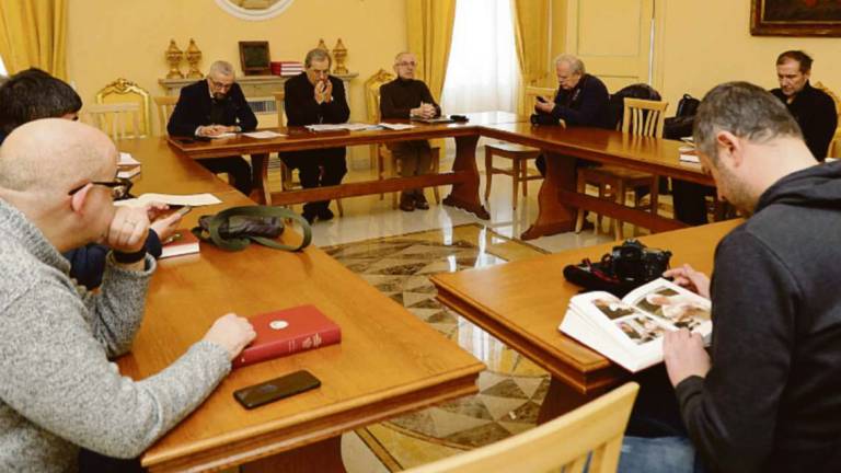 Cesena, moniti del vescovo Douglas su povertà e centro sportivo