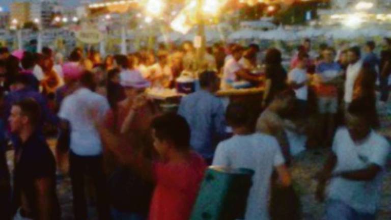 Chiringuito a Rimini: Ballano in migliaia, sono diventate disco