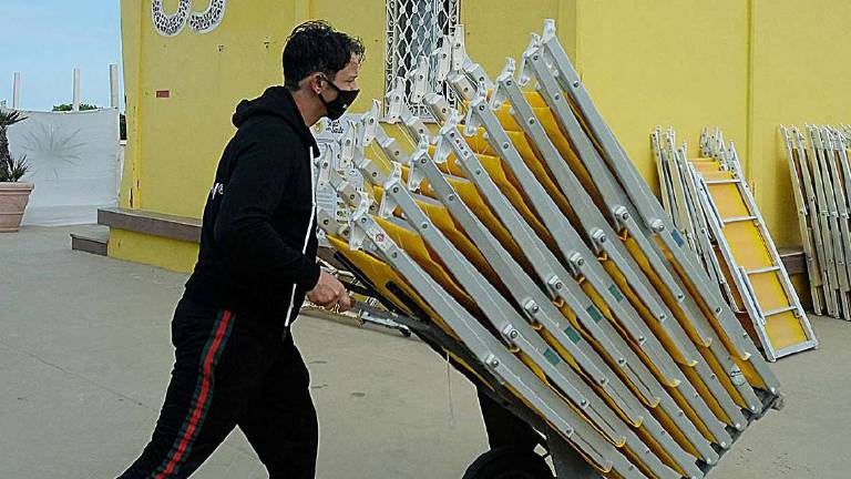 Ravenna, bagnini al lavoro per riaprire. Tariffe, aumenti in vista