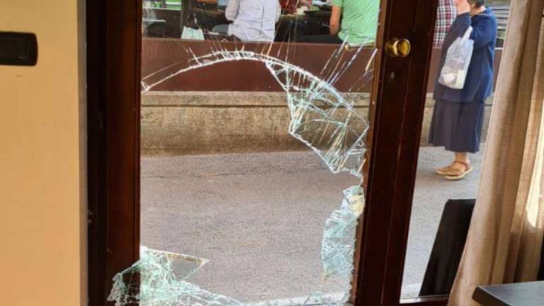 Rimini. I ladri tornano al ristorante e sfondano la vetrata