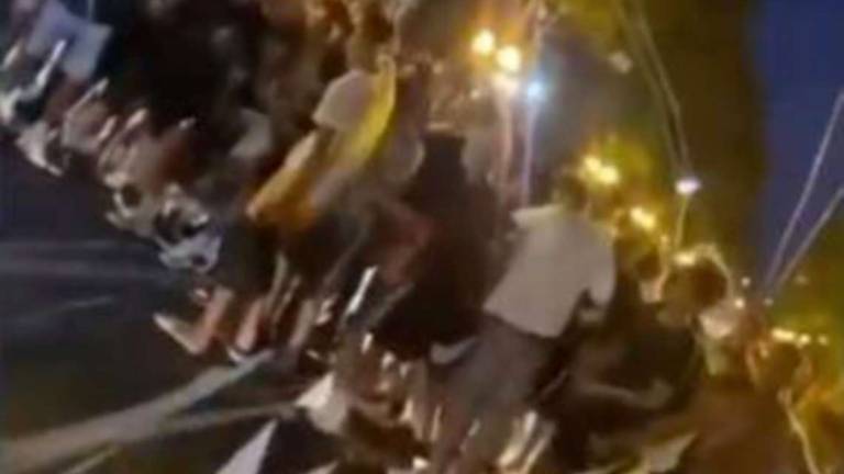 Rapper Zefe e fan invadono le strade di Rimini: arriva la polizia
