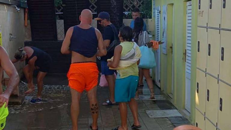 Rimini, bagnino alla gogna sul web per l'acqua negata: Vengono in massa dalla spiaggia libera, sto solo tutelando i miei clienti