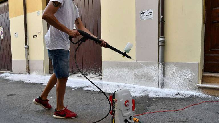 Forlì, degrado in centro: residente pulisce la via