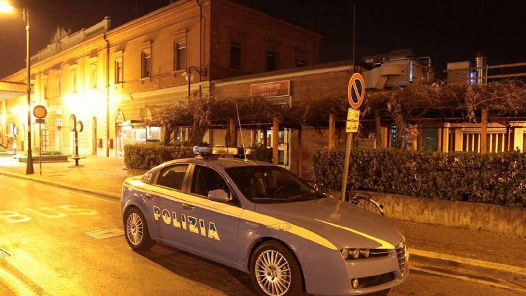 Doppia aggressione in stazione a Cesena: filmati i banditi