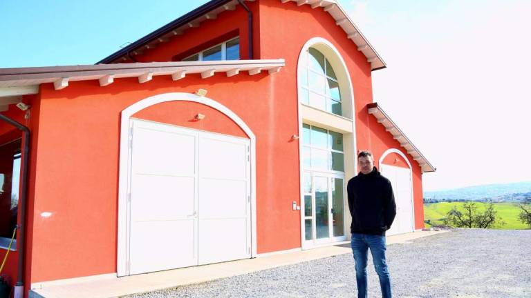 Pastocchi, la cantina rossa in cima alla collina