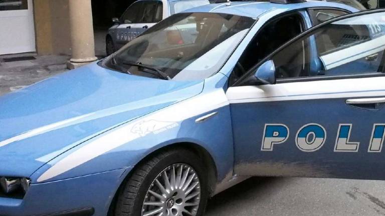 Imola, vuole gettarsi dal ponte: gli agenti lo bloccano