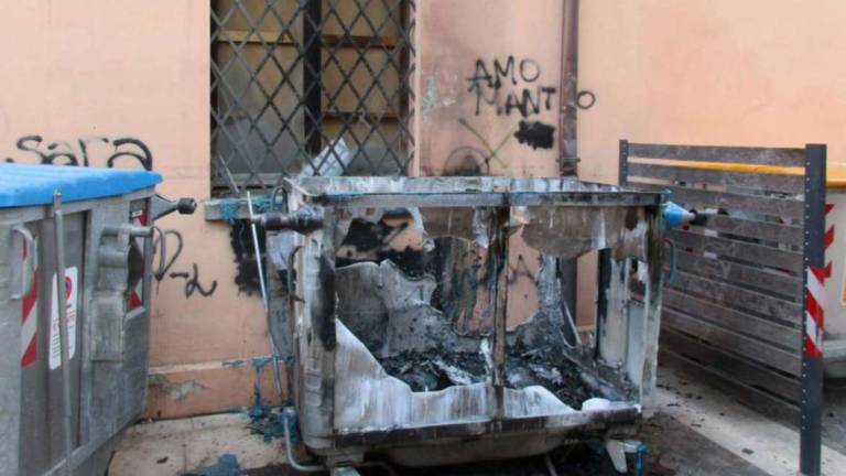 Savignano, vandali bruciano il terzo cassonetto in un anno