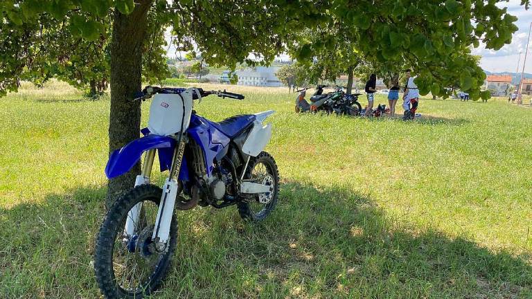 Cade dalla moto facendo cross al parco: ferito a Cesena