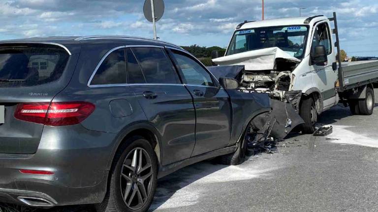 Frontale e due feriti in via Cesenatico a Ponte Pietra