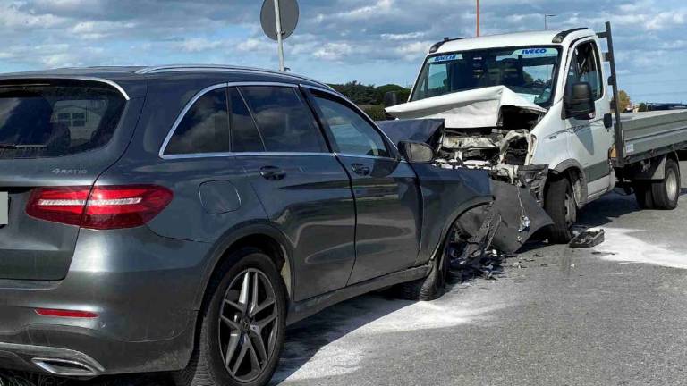 Frontale e due feriti in via Cesenatico a Ponte Pietra