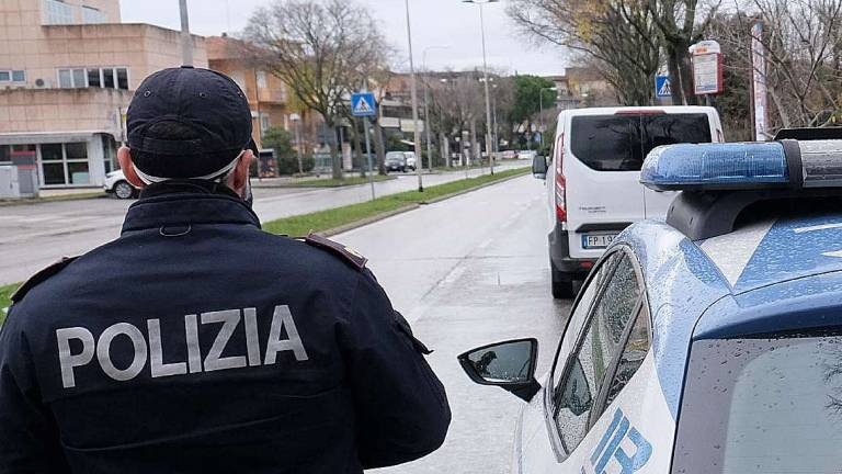 Rimini, lascia l'auto in mezzo alla strada e poi ferisce tre poliziotti: arrestato