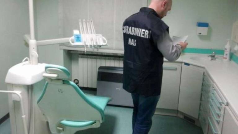 Ravenna, visite a 200 pazienti: condannato finto dentista