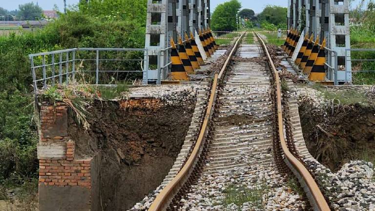 Sant'Agata sul Santerno, i residenti: Innalzare il ponte ferroviario
