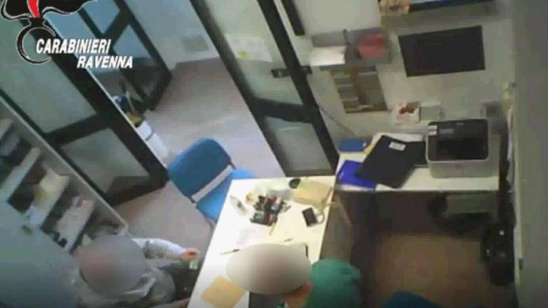 Faenza,tangenti all'obitorio L'arrestato depistò accusando un prete