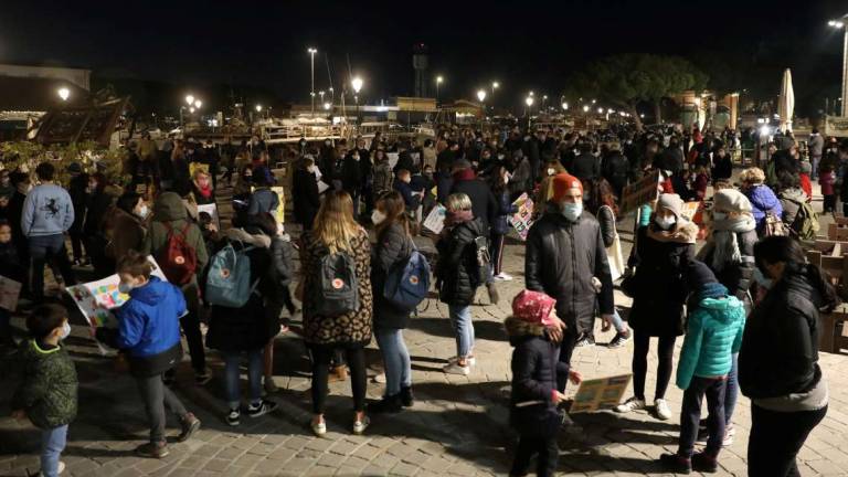 A Cesenatico in 200 in piazza contro le scuole chiuse - VIDEO