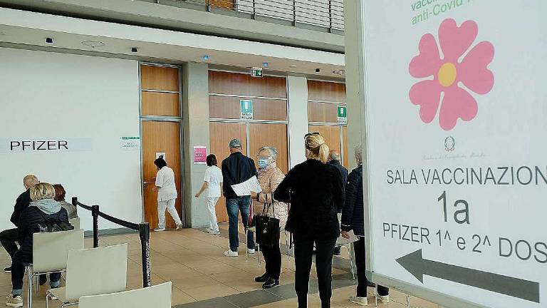 Ausl: «Vaccini ai turisti? Ok ma non dovranno mancare ai romagnoli»