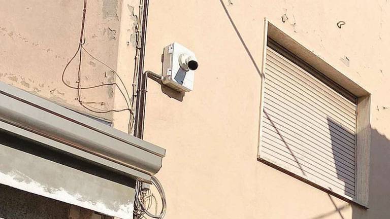 Cesena, telecamera rapita rimessa nella zona calda della stazione