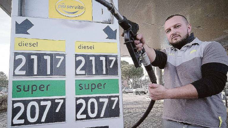 Rimini. Carburante, prezzi sopra i due euro. I benzinai: Che beffa