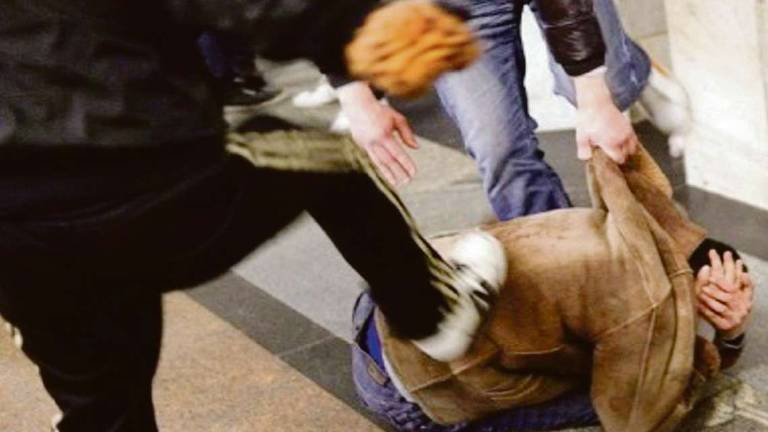 Rimini. Lascia la banda dei bulli e viene minacciato e pestato