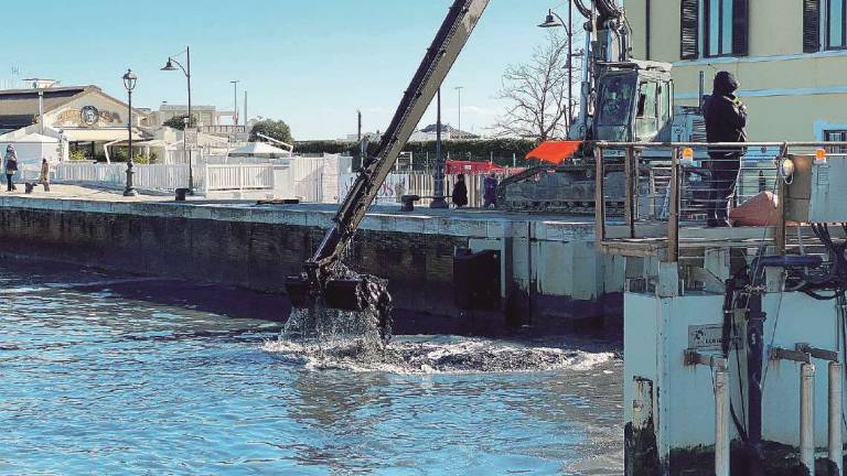 Cesenatico, porte vinciane incagliate: ore per spostare la melma