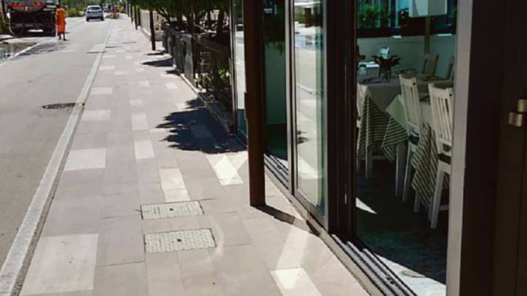 Rimini, il ristoratore: Marciapiede stretto e niente tavoli, così perdo 50mila euro