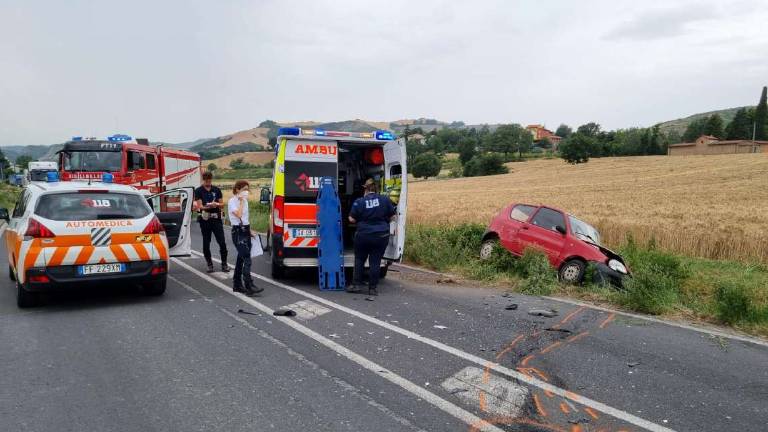 Il dolore per la ragazza di 27 anni morta sulla via Montanara